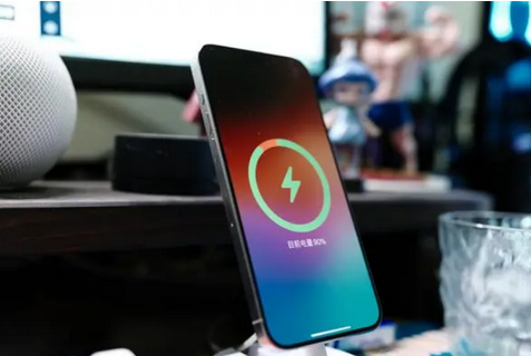 三河苹果15换屏服务分享用什么充电器给iPhone15充电更好 